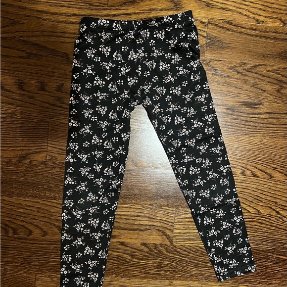 Dori Creations Girls capri leggings size 6x black with flowers like new - Picture 2 of 2
